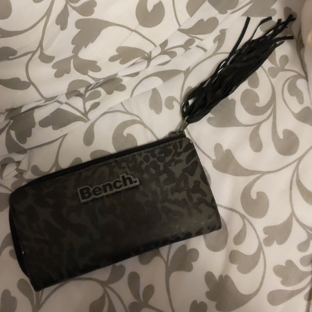 Printed bench tassel wallet